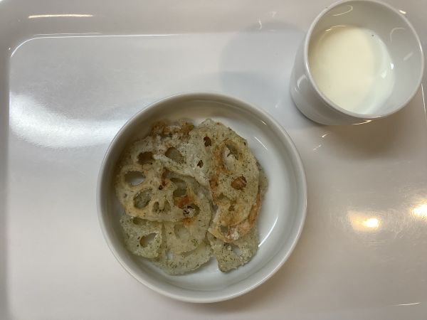《常食》おやつは、れんこん磯辺チップスです。