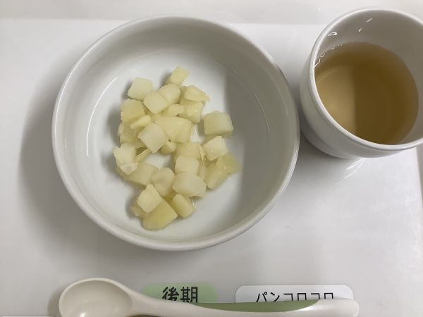 《離乳食後期》おやつは、じゃがいも煮です。