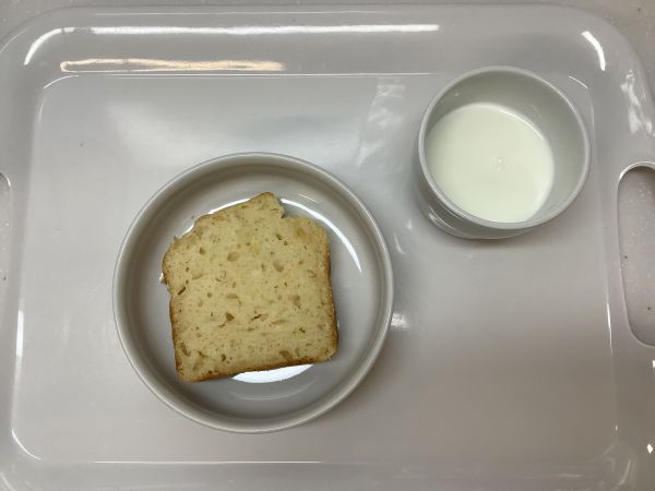《常食》おやつは、もものケーキです。