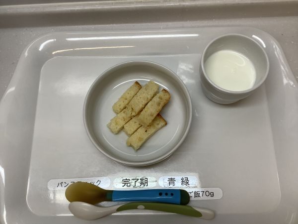 《離乳食完了期》おやつは、もものケーキです。