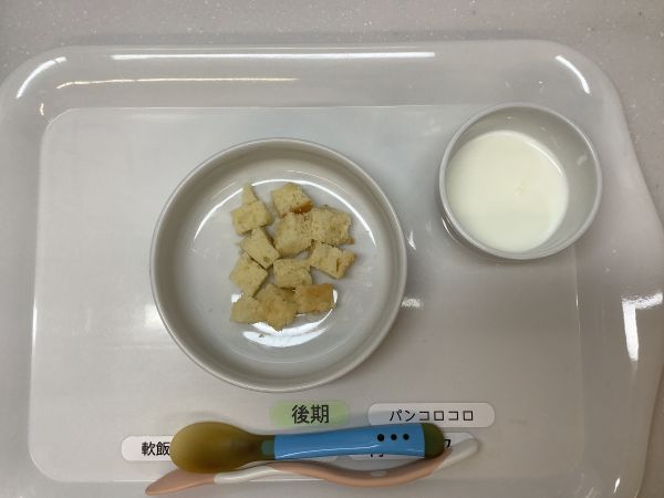 《離乳食後期》おやつは、もものケーキです。