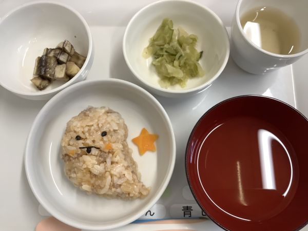 《離乳食後期》ケチャップ入りごはんです。