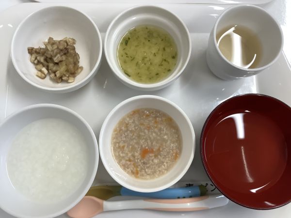 《離乳食中期》鶏ひき肉と玉ねぎ煮です。