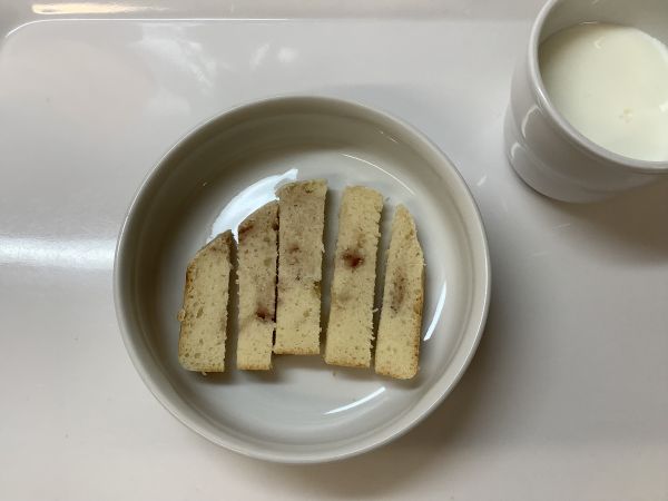 《離乳食完了期》おやつは、いちごジャムパウンドケーキです。
