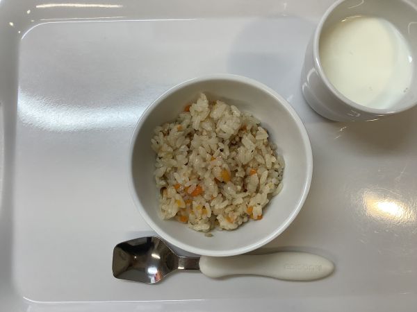 《常食》《離乳食完了期》おやつは、きのこごはんです。