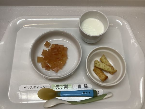 《離乳食完了期》おやつは、りんごとトマトのゼリーと手作りラスク(青のり)です。