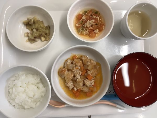 《離乳食後期》鶏肉団子のケチャップ煮です。