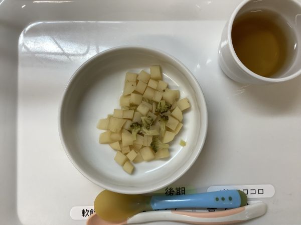《離乳食後期》おやつは、じゃがいもとブロッコリー煮です。