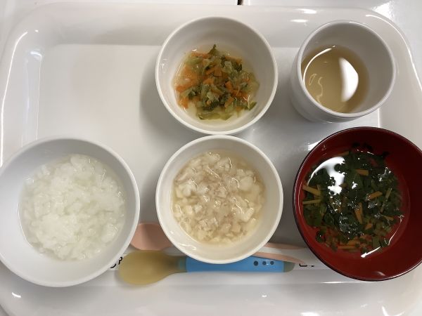 《離乳食中期》昼食は、かれいのだし煮です。