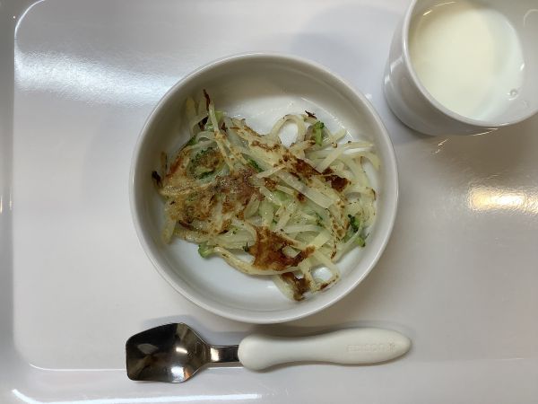 《常食》《離乳食完了期》おやつは、じゃがいもとブロッコリーのガレットです。