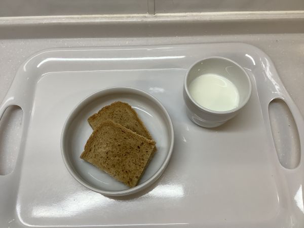 《常食》おやつは、黒糖食パンです。