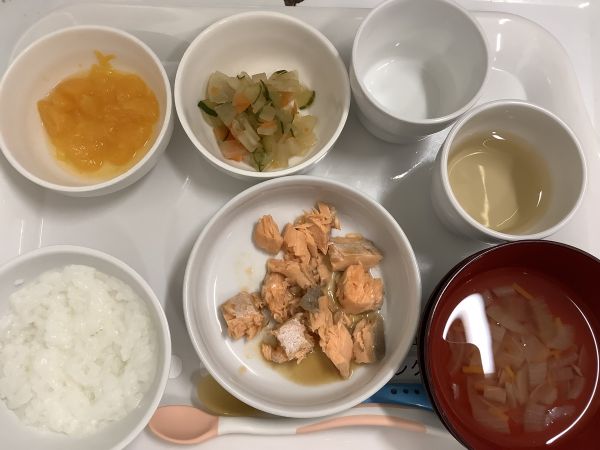 《離乳食後期》昼食は、鮭のみそ煮です。