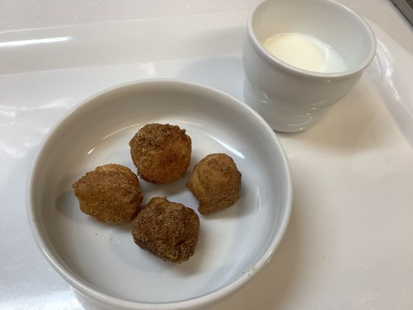 《常食》おやつは、きなこドーナツです。