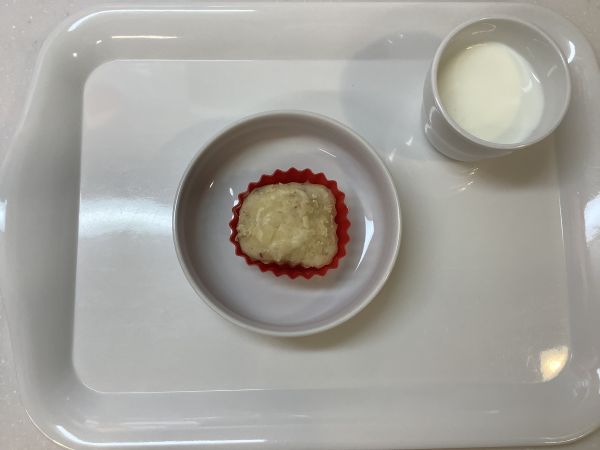 《常食》おやつは、オニオンチーズマフィンです。