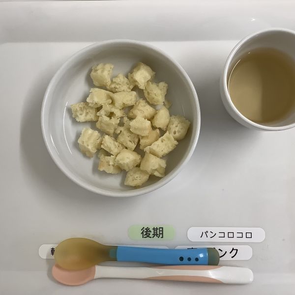 《離乳食後期》おやつは、オニオンチーズマフィンです。