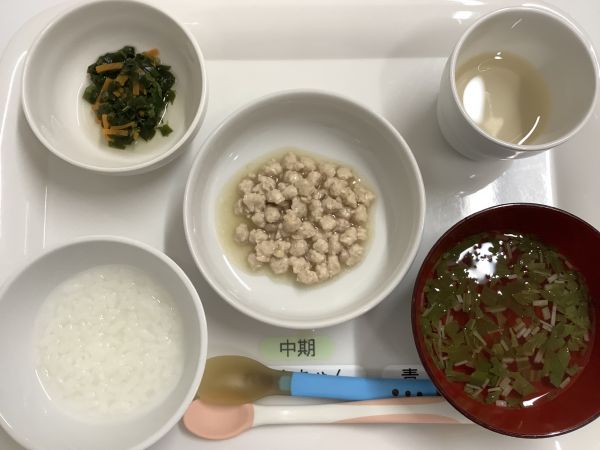 《離乳食中期》昼食は、鶏ひき肉の日です。