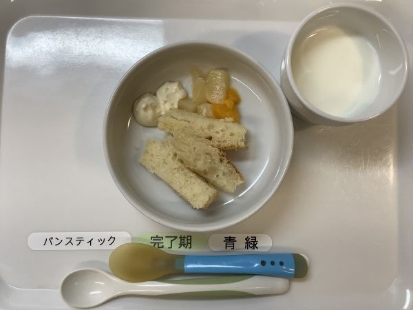 《離乳食完了期》おやつは、お誕生日ケーキです。