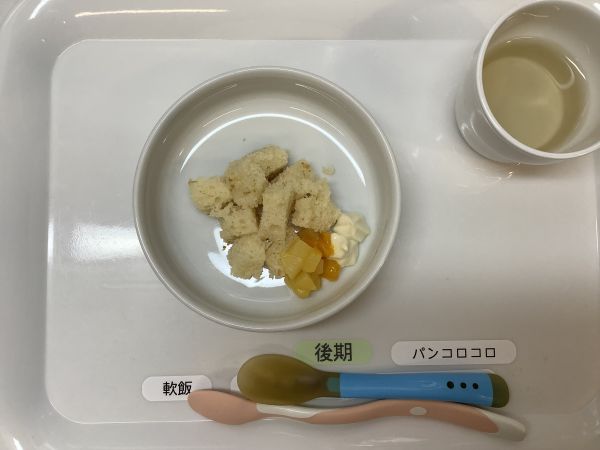 《離乳食後期》おやつは、お誕生日ケーキです。