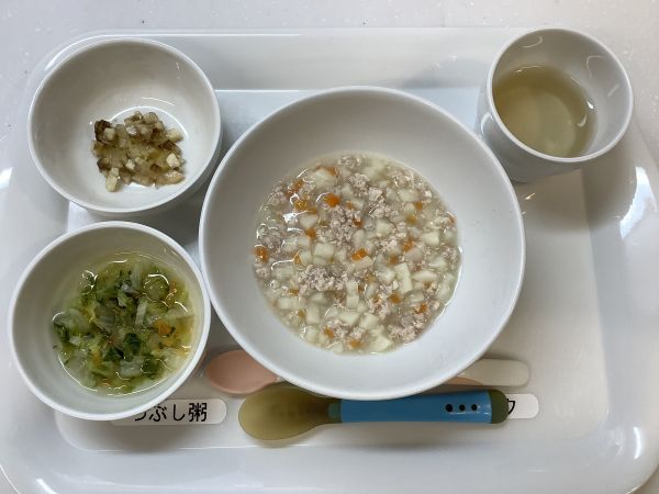 《離乳食中期》昼食は、うどんです。