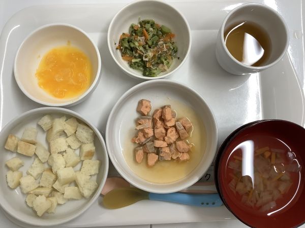 《離乳食後期》昼食は、鮭のケチャップ煮です。