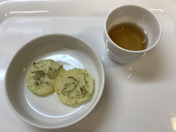 《離乳食後期》おやつは、じゃがいものしらす焼きです。
