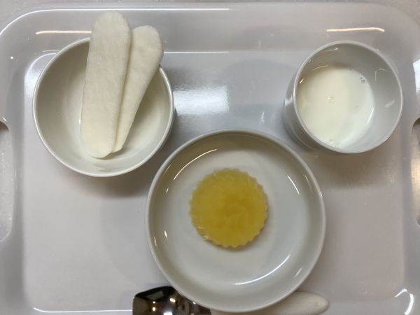 《常食》おやつは、オレンジゼリーとハイハインです。