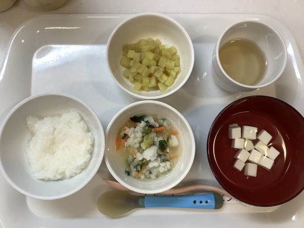 《離乳食中期》昼食は、かれいと野菜煮です。