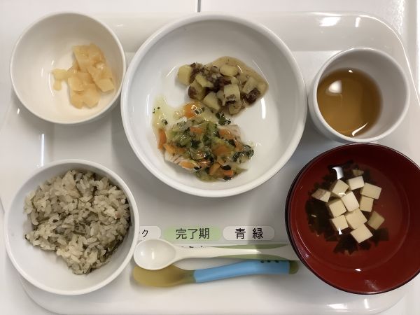 《離乳食完了期》昼食は、かれいの白菜あんかけです。