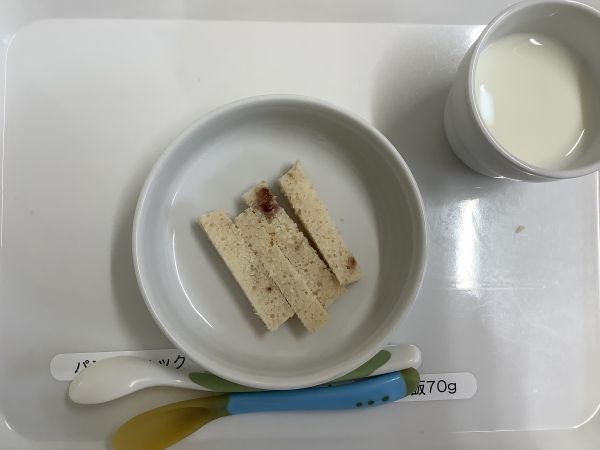 《離乳食完了期》おやつは、いちごジャムパウンドケーキです。