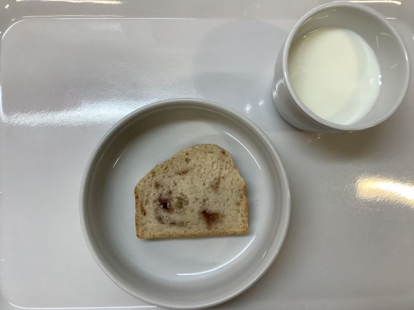《常食》おやつは、いちごジャムパウンドケーキです。