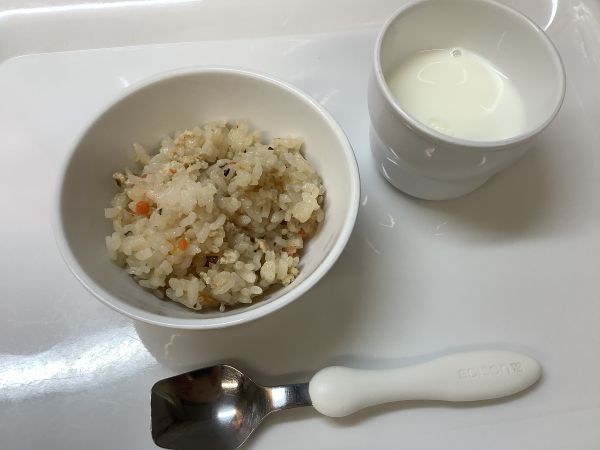 《常食》《離乳食完了期》おやつは、きのこごはんです。