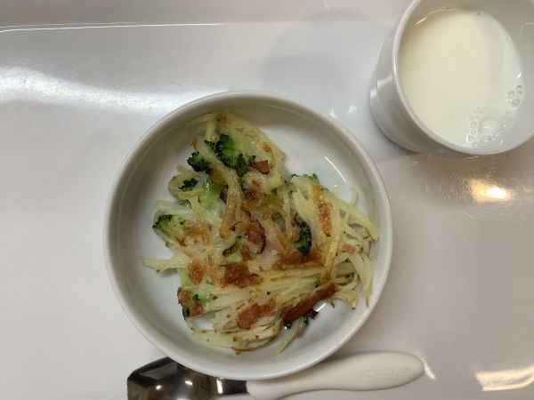 《常食》《離乳食完了期》おやつは、じゃがいもとブロッコリーのガレットです。