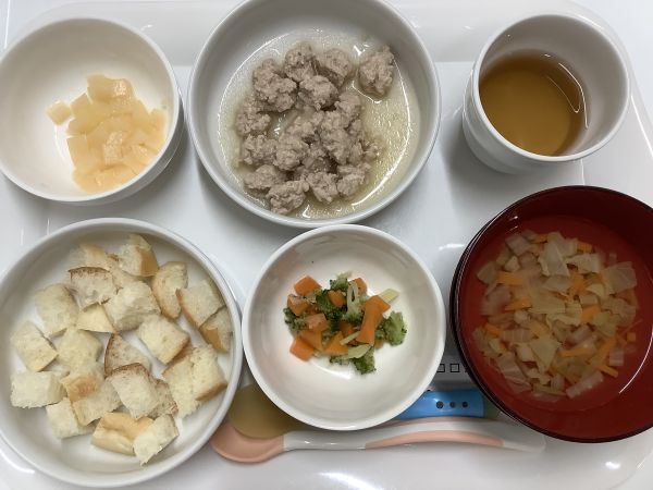 《離乳食後期》昼食は、豚肉団子煮です。