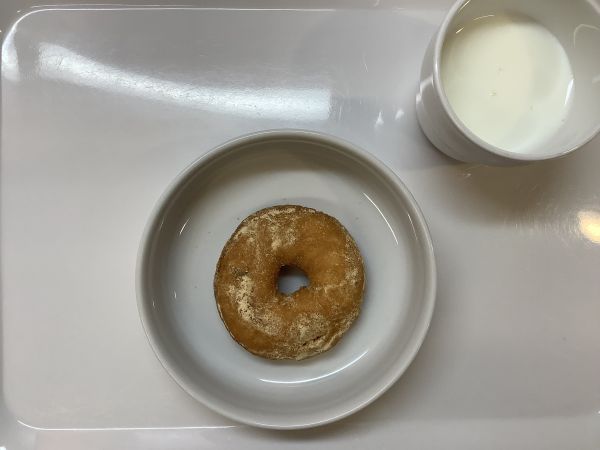 《常食》おやつは、きなこ揚げドーナツです。