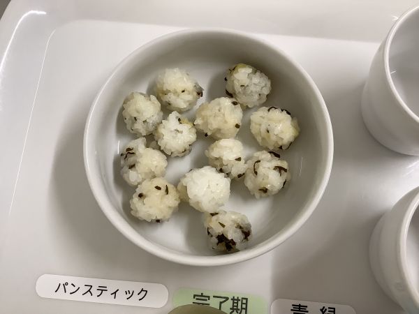 《離乳食完了期》おやつは、さつまいもとこんぶのおにぎりです。