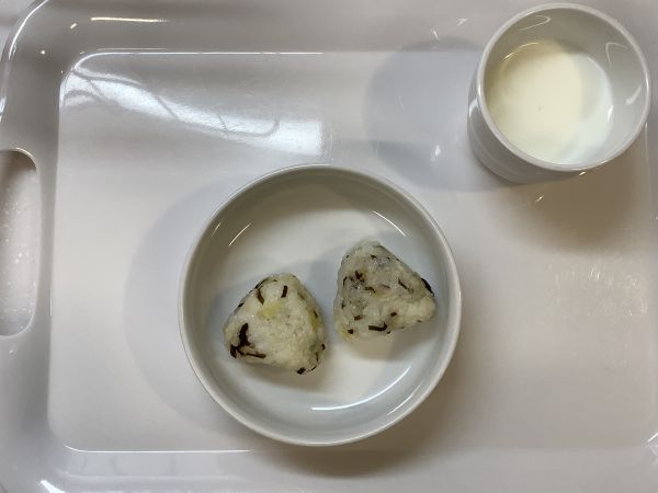 《常食》おやつは、さつまいもとこんぶのおにぎりです。