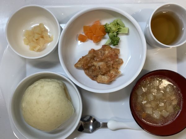《常食》しめじと鶏肉のトマトクリーム煮です。