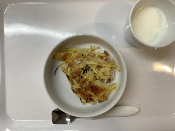 《常食》おやつは、さつまいもとチーズのガレットです。