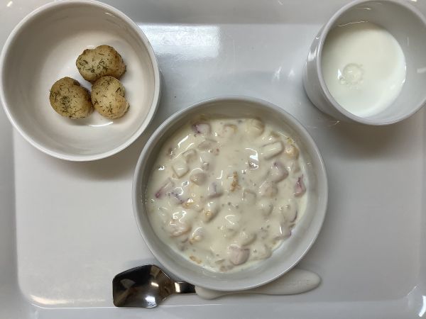 《常食》おやつは、フルーツヨーグルトと麩のラスクです。