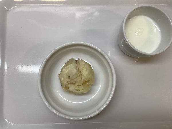 《常食》おやつは、ハムチーズ蒸しパンです。