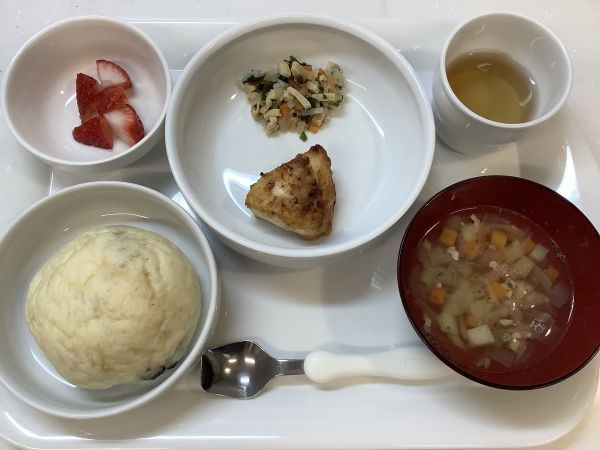 《常食》昼食は、かじきのエスニック焼きです。