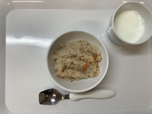《常食》おやつは、えのきとツナの炊き込みご飯です。