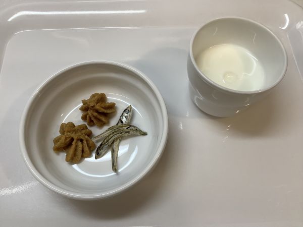 《常食》おやつは、おからきなこクッキーです。