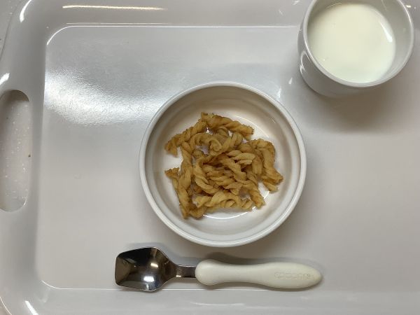 《常食》おやつは、マカロニきなこです。