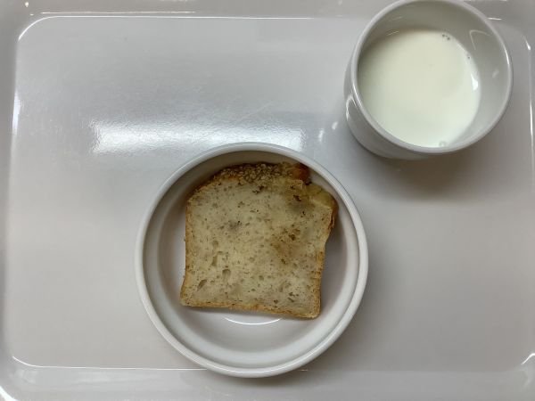 《常食》おやつは、バナナみそセサミパウンドケーキです。
