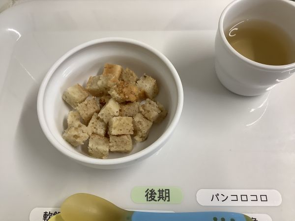 《離乳食後期》おやつは、バナナみそセサミパウンドケーキです。
