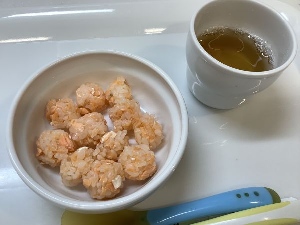 《離乳食後期》おやつは、鮭おにぎりです。
