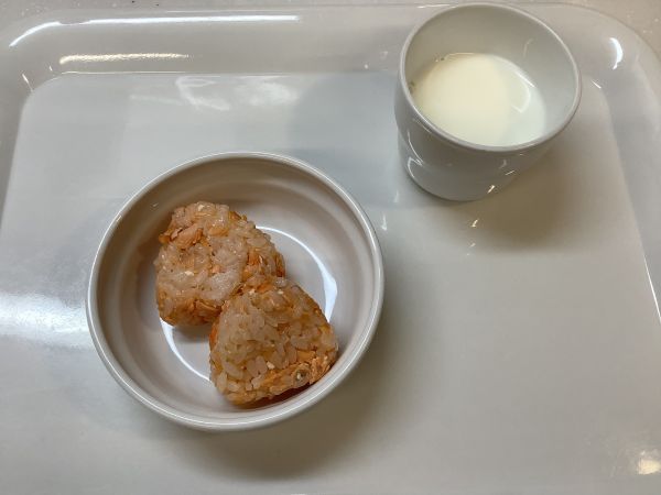 《常食》おやつは、鮭おにぎりです。