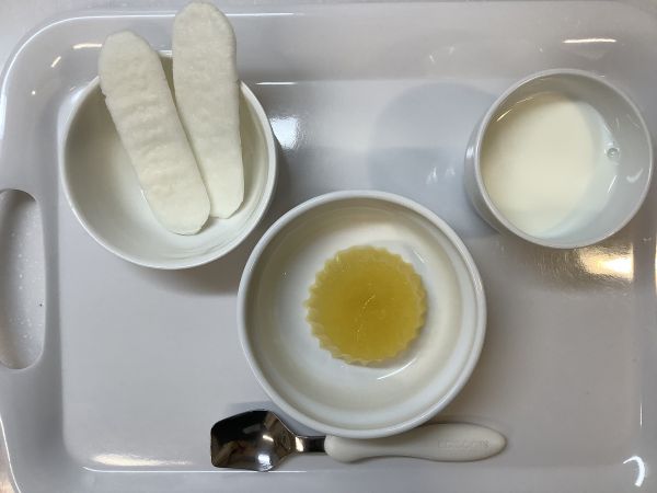 《常食》おやつは、オレンジゼリーとハイハインです。