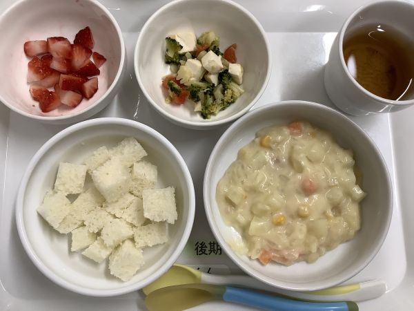《離乳食後期》昼食は、ツナチャウダーです。